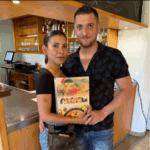 Emma und Dani nehmen eure Bestellung entgegen und beliefern euch.